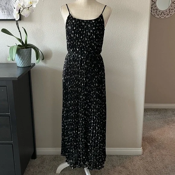 H&M floral pleated dress - Picture 2 of 7